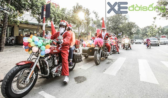 Tưng bừng đoàn xe PKL của ông già Noel trên phố Hà Nội ảnh 1