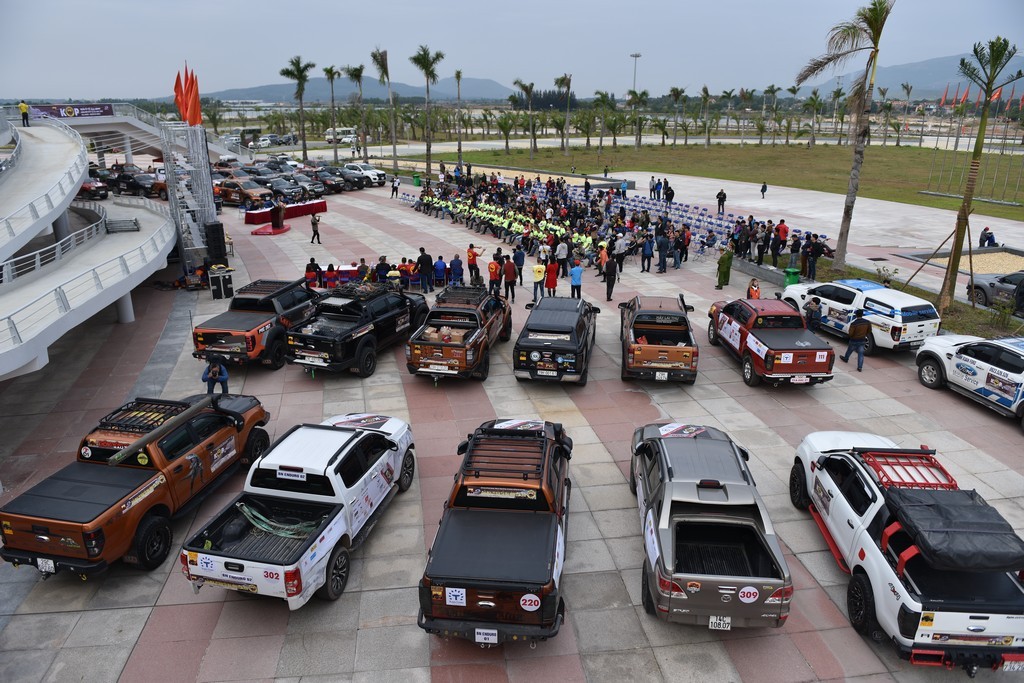 Hàng trăm xe bán tải đổ về Quảng Ninh xem giải đua offroad cuối cùng năm 2018  ảnh 1