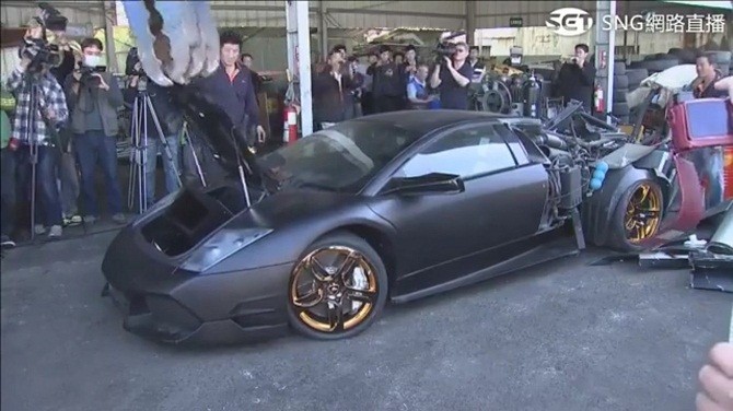 Cảnh sát Đài Loan thẳng tay nghiền nát siêu xe Lamborghini ảnh 1