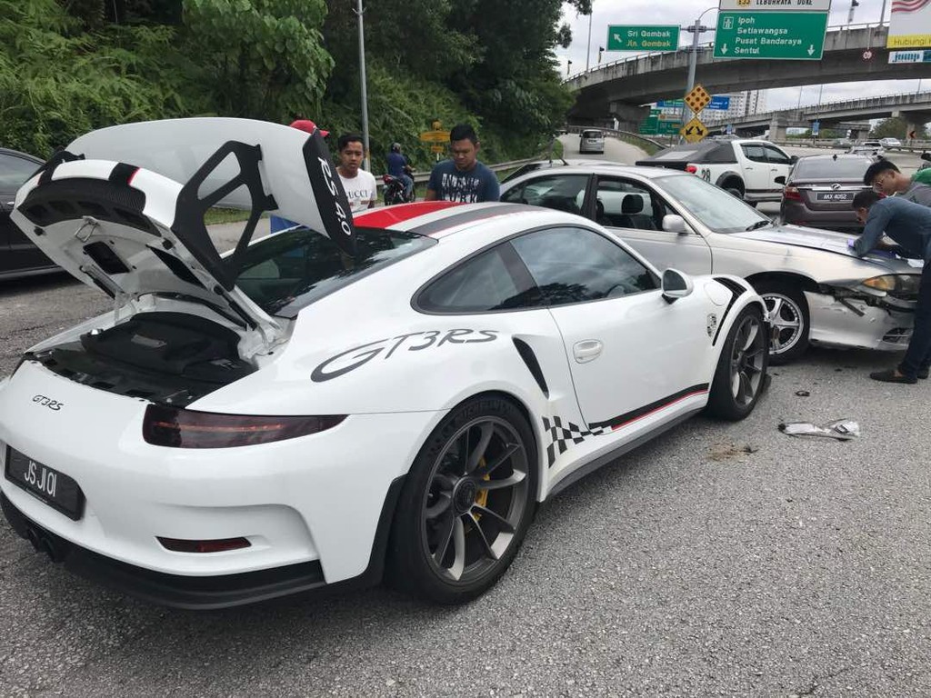 Porsche 911 GT3 RS bị xe giá rẻ Proton hạ gục trên đường phố Malaysia ảnh 1