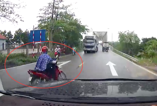 Phú Thọ: người phụ nữ rẽ không quan sát khiến ôtô phanh cháy mặt đường ảnh 2