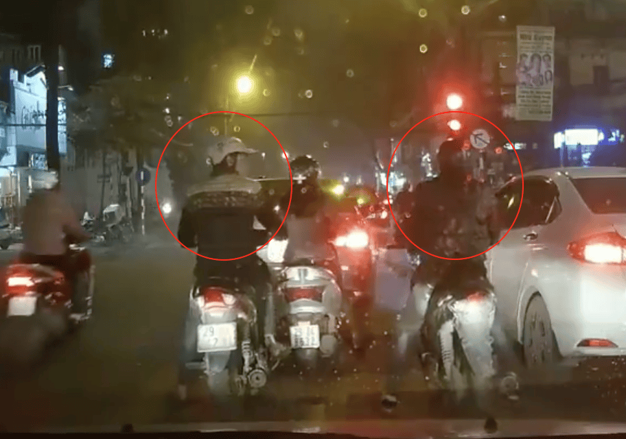 Dừng đèn đỏ trên phố Hà Nội, người phụ nữ bị dàn cảnh lấy mất túi ảnh 1