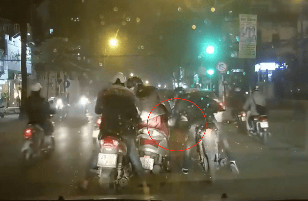 Dừng đèn đỏ trên phố Hà Nội, người phụ nữ bị dàn cảnh lấy mất túi ảnh 2