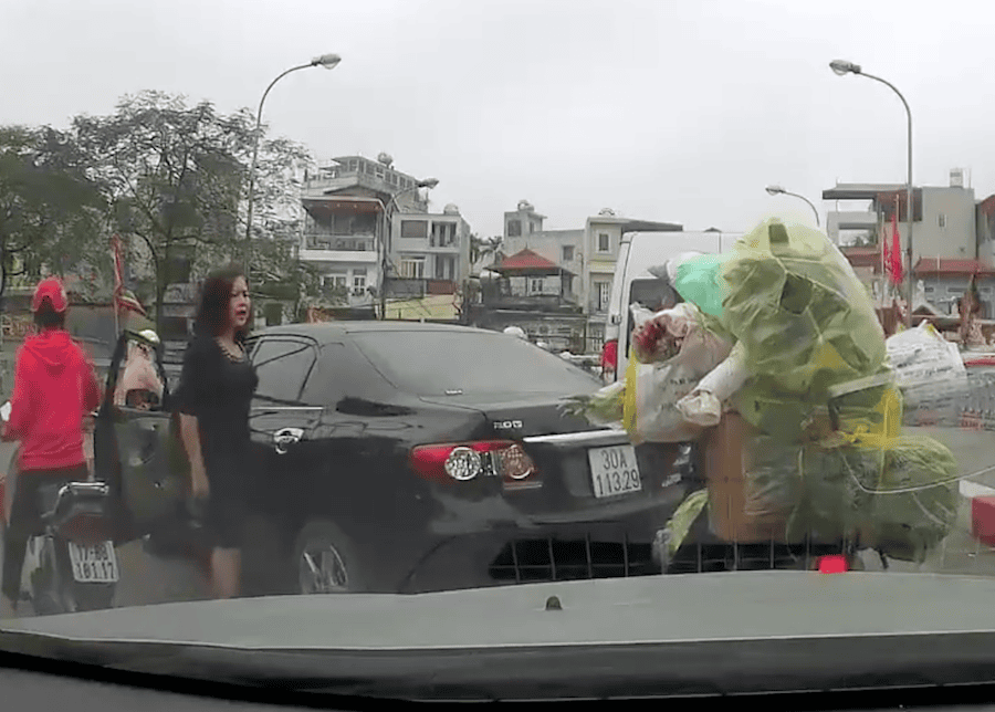 Nữ tài xế quay đầu ôtô trên cầu hẹp ở Hà Nội: “Tao thích thì cứ quay đầu“ ảnh 1