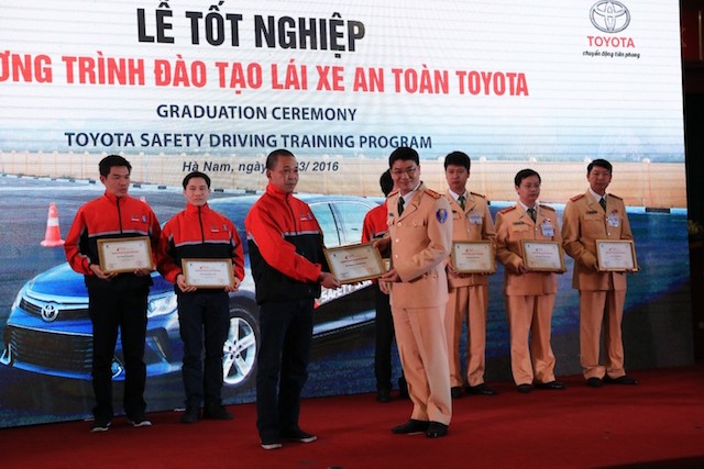 8 chuyên gia lái xe người Việt do Nhật đào tạo đã tốt nghiệp khóa đầu tiên ảnh 1