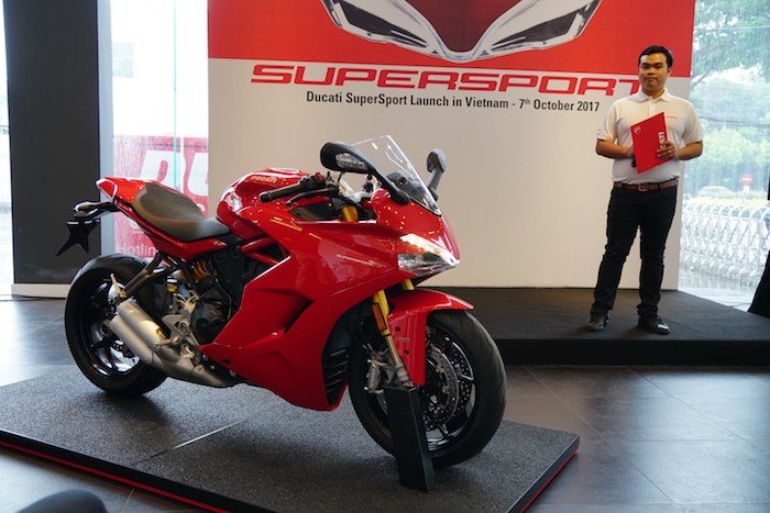 Trần Hiền Next Top bóc tem Ducati SuperSport mới chào sân Việt ảnh 1