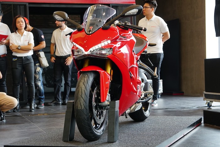 Trần Hiền Next Top bóc tem Ducati SuperSport mới chào sân Việt ảnh 2