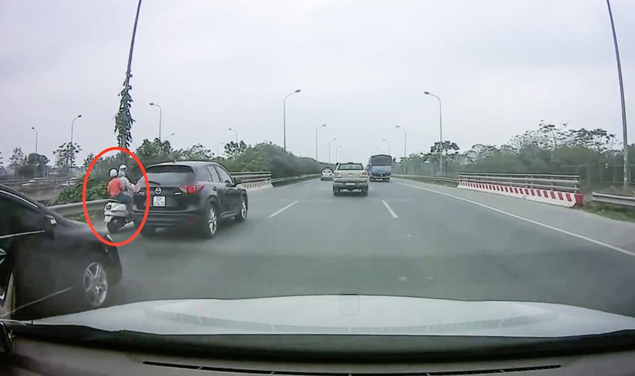 Nữ “Ninja” đèo con đi vào đường cao tốc và hành động của tài xế ôtô khiến ngàn người cảm phục ảnh 1