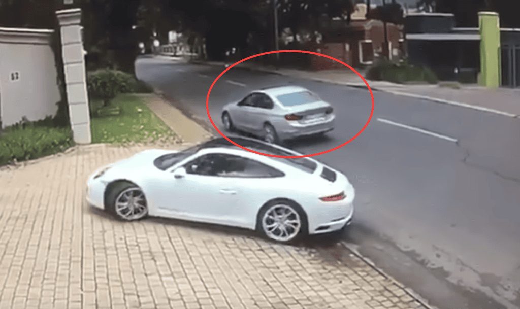 Clip Porsche 911 Carrera thoát nạn trước tên cướp cầm súng đi BMW ảnh 1