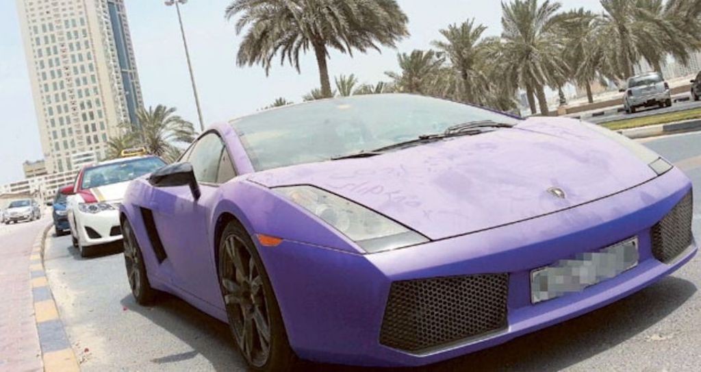 16 sự thật “đắng lòng” phía sau hàng ngàn siêu xe bị bỏ rơi, nằm trơ mình hứng cát bụi tại Dubai ảnh 1