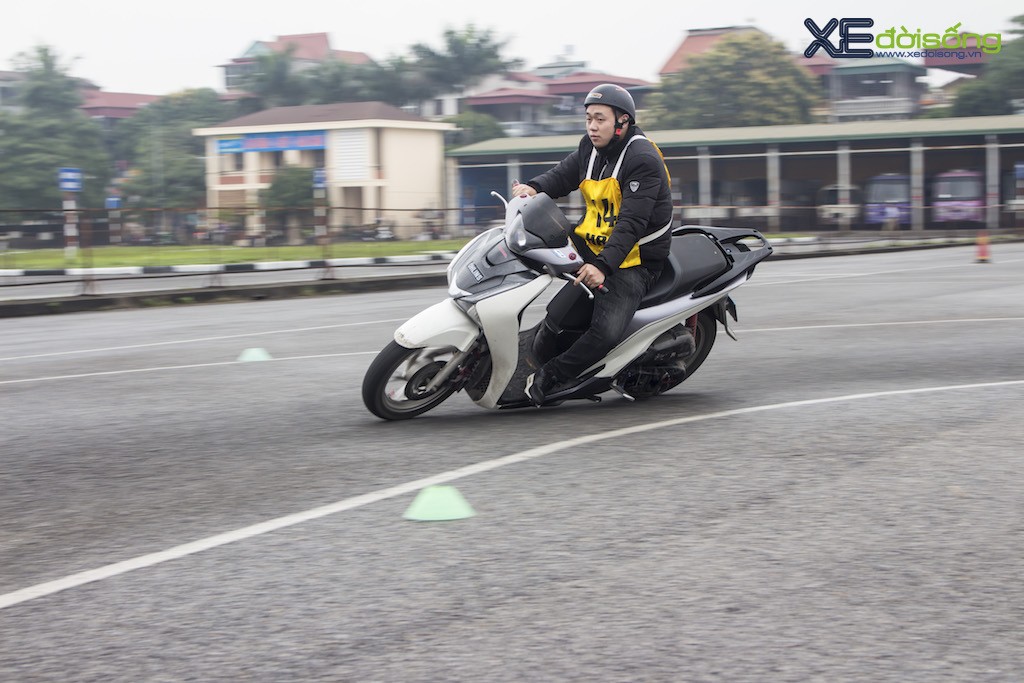Hàng chục biker Hà Nội tụ tập luyện lái xe đầu năm ảnh 11