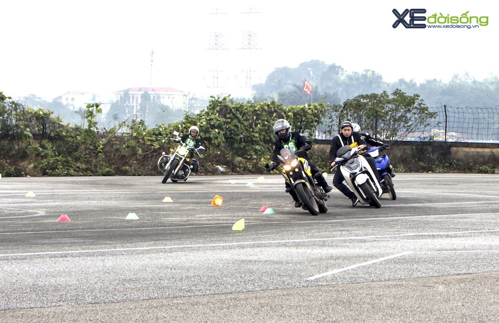 Hàng chục biker Hà Nội tụ tập luyện lái xe đầu năm ảnh 12