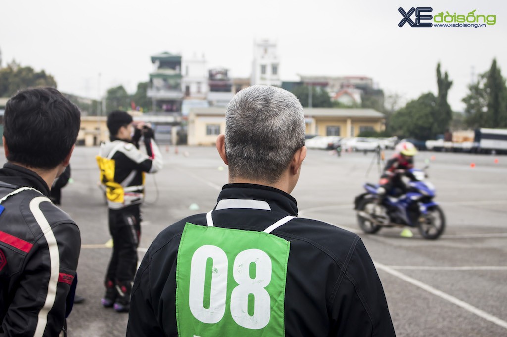 Hàng chục biker Hà Nội tụ tập luyện lái xe đầu năm ảnh 13