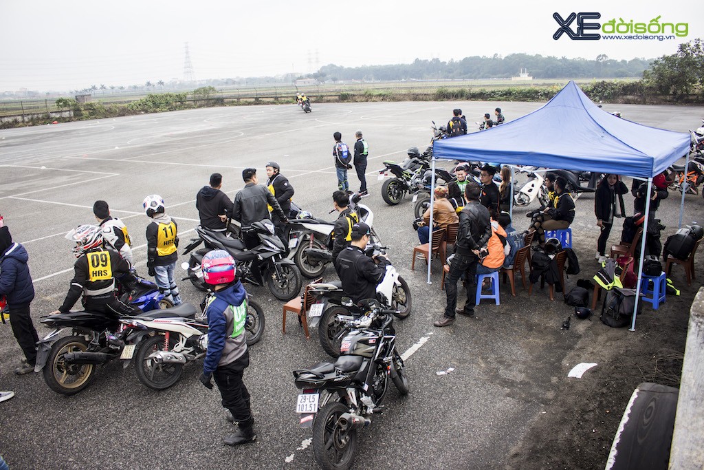 Hàng chục biker Hà Nội tụ tập luyện lái xe đầu năm ảnh 1