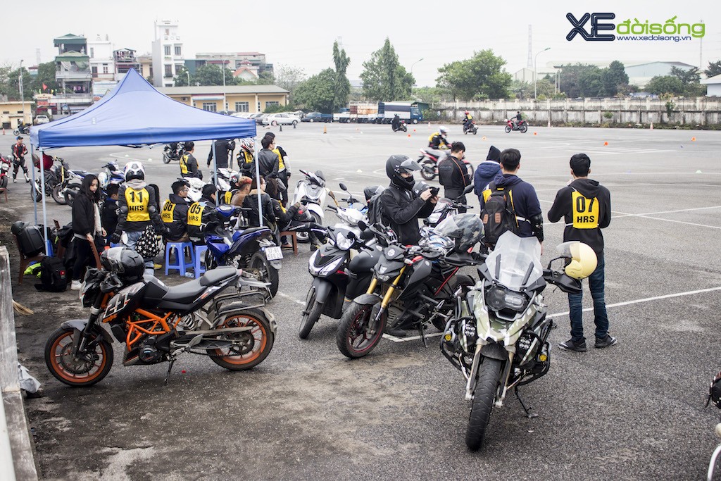 Hàng chục biker Hà Nội tụ tập luyện lái xe đầu năm ảnh 2