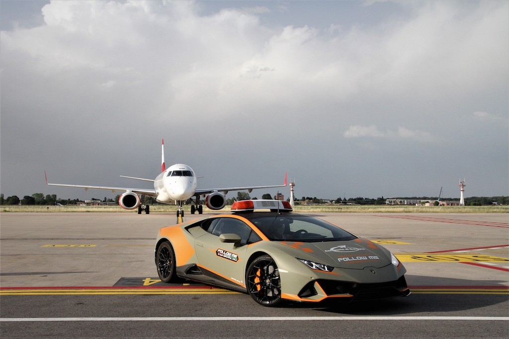 Là niềm mơ ước của người yêu xe, nhưng tại đây Lamborghini Huracan Evo chỉ là công cụ kiếm “miếng cơm manh áo“! ảnh 2