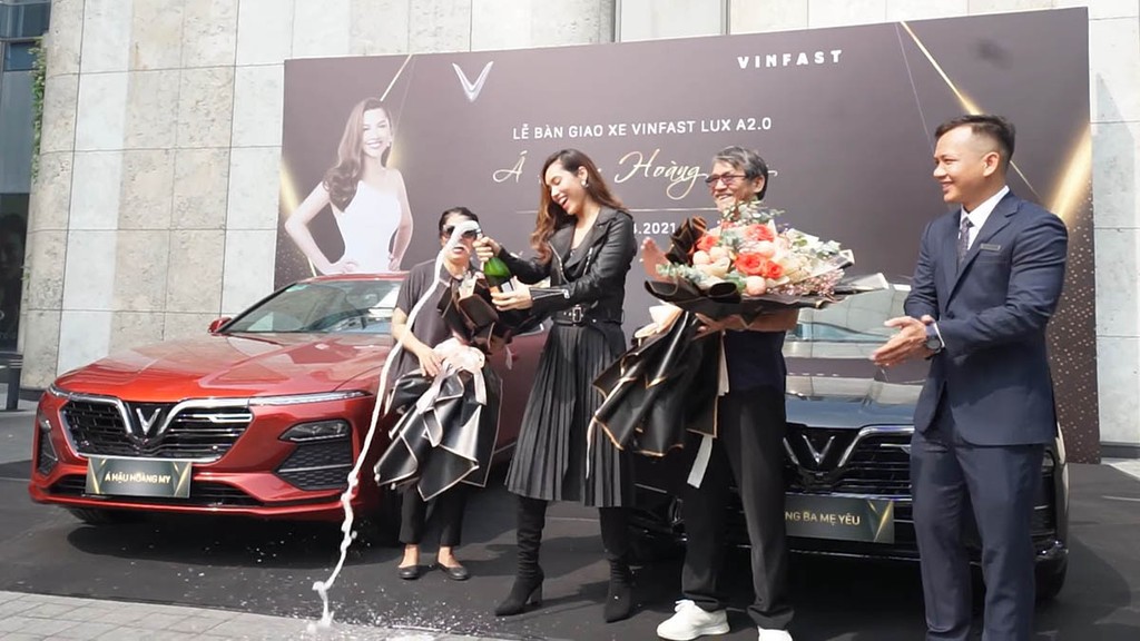 Á Hậu Hoàng My mua cùng lúc cặp sedan VinFast LUX, một chiếc dành tặng cha mẹ ảnh 2