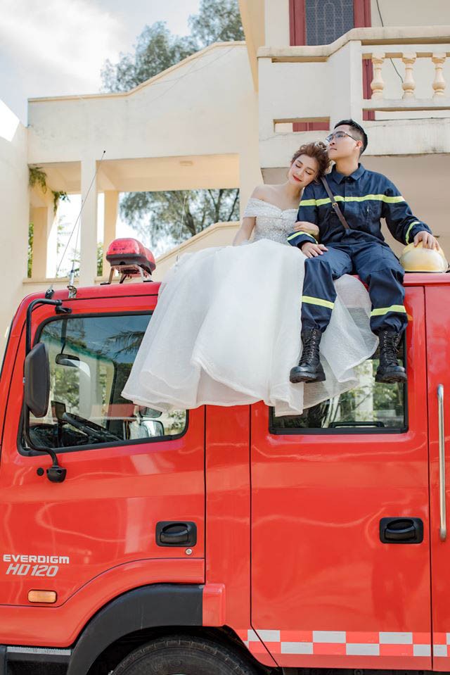 Độc đáo Xe cứu hỏa làm nền bộ ảnh cưới ấn tượng của chiến sĩ PCCC ở Thanh Hóa ảnh 10