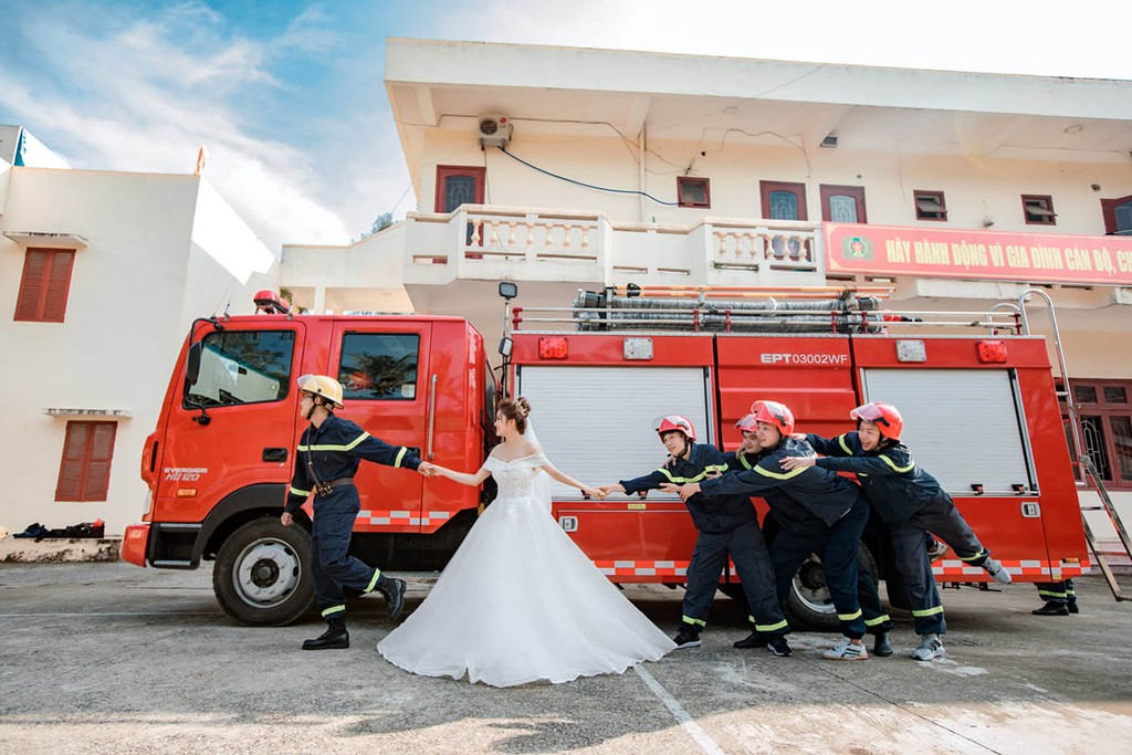Độc đáo Xe cứu hỏa làm nền bộ ảnh cưới ấn tượng của chiến sĩ PCCC ở Thanh Hóa ảnh 1