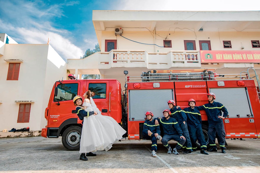 Độc đáo Xe cứu hỏa làm nền bộ ảnh cưới ấn tượng của chiến sĩ PCCC ở Thanh Hóa ảnh 2