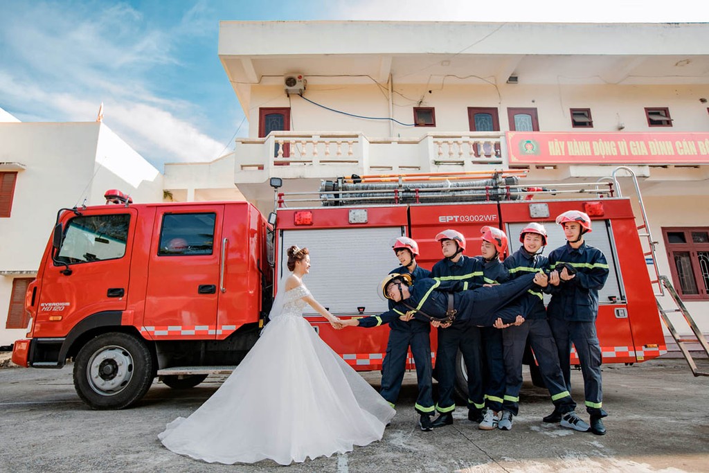 Độc đáo Xe cứu hỏa làm nền bộ ảnh cưới ấn tượng của chiến sĩ PCCC ở Thanh Hóa ảnh 3