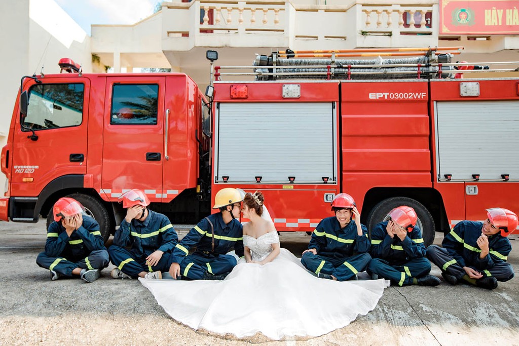 Độc đáo Xe cứu hỏa làm nền bộ ảnh cưới ấn tượng của chiến sĩ PCCC ở Thanh Hóa ảnh 4