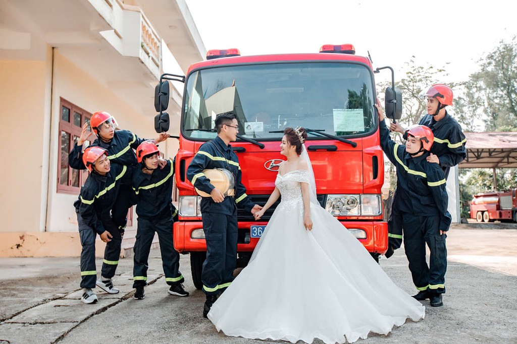Độc đáo Xe cứu hỏa làm nền bộ ảnh cưới ấn tượng của chiến sĩ PCCC ở Thanh Hóa ảnh 5