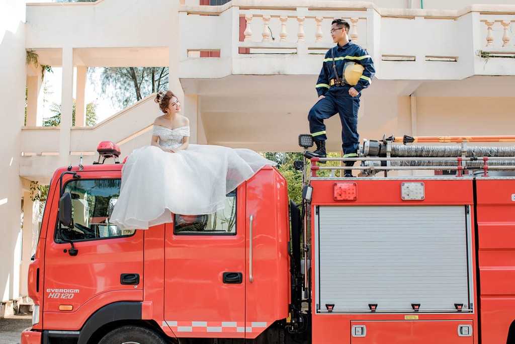 Độc đáo Xe cứu hỏa làm nền bộ ảnh cưới ấn tượng của chiến sĩ PCCC ở Thanh Hóa ảnh 7