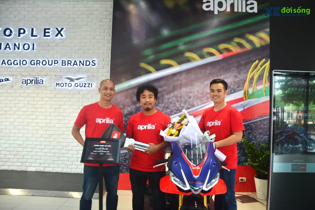 Siêu phẩm superbike Aprilia RSV4 Factory đầu tiên tại miền Bắc giao tới chủ nhân, Việt Nam đã có 8 chiếc lăn bánh ảnh 2