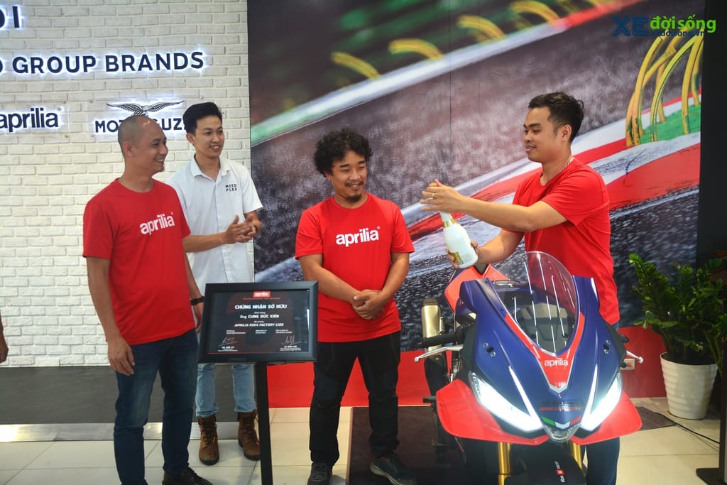 Siêu phẩm superbike Aprilia RSV4 Factory đầu tiên tại miền Bắc giao tới chủ nhân, Việt Nam đã có 8 chiếc lăn bánh ảnh 3