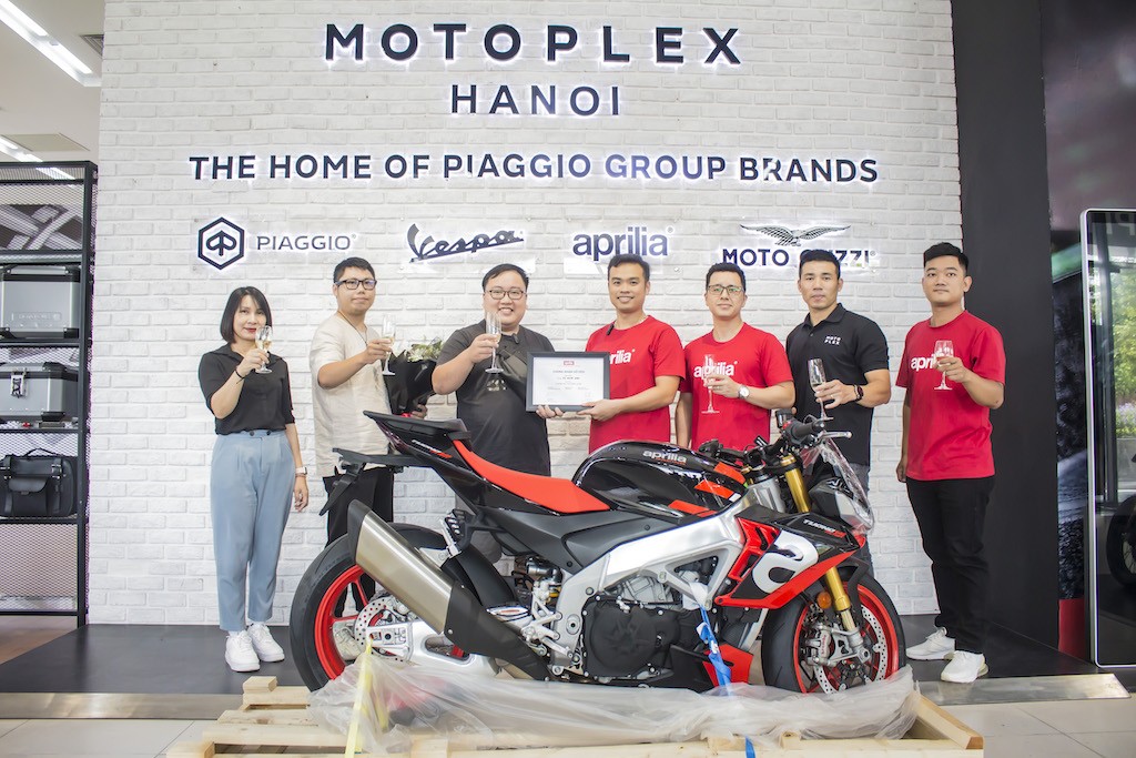 Siêu naked bike Aprilia Tuono V4 Factory 1100 đầu tiên tới tay khách hàng tại Việt Nam, là một YouTuber nổi tiếng ảnh 1