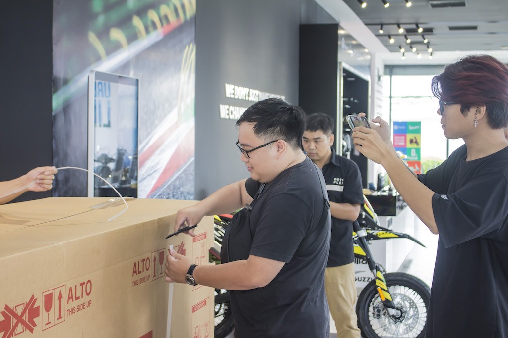 Siêu naked bike Aprilia Tuono V4 Factory 1100 đầu tiên tới tay khách hàng tại Việt Nam, là một YouTuber nổi tiếng ảnh 2