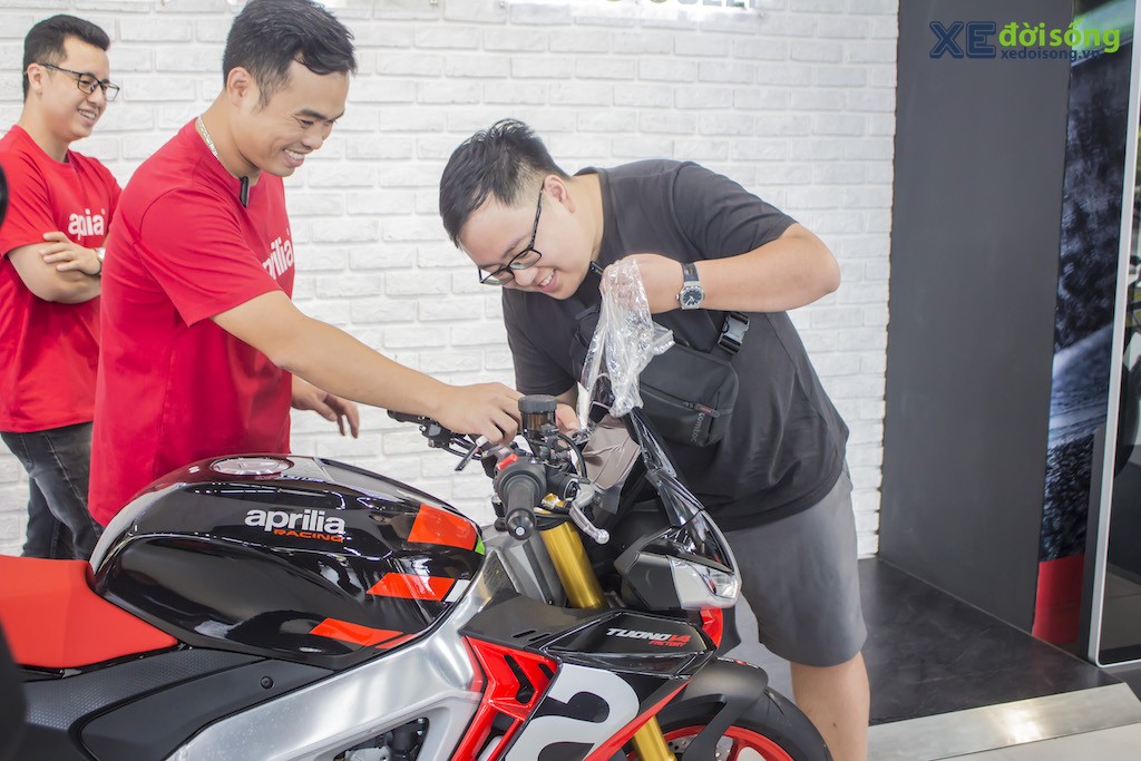 Siêu naked bike Aprilia Tuono V4 Factory 1100 đầu tiên tới tay khách hàng tại Việt Nam, là một YouTuber nổi tiếng ảnh 4