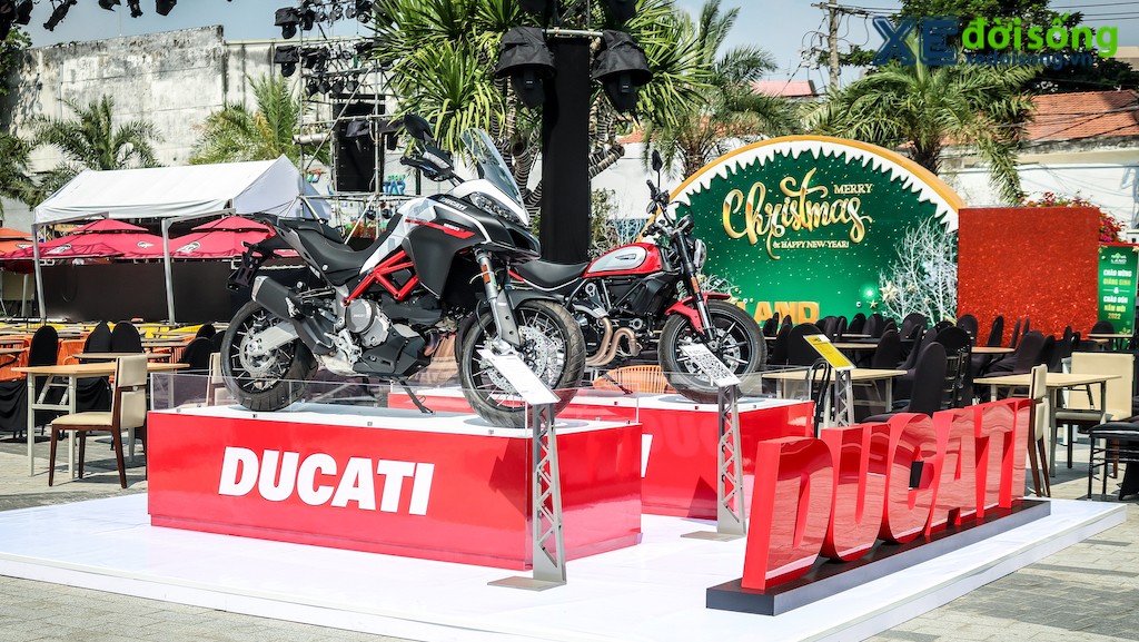 Aston Martin và Ducati đỏ rực tại lễ hội thời trang quốc tế Vietnam International Fashion Festival 2021 ảnh 2
