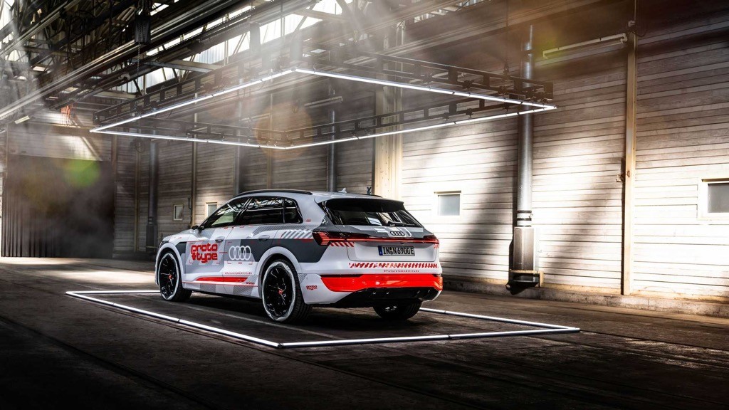 SUV điện Audi e-tron 2023 được “nhá hàng”, sẽ mang tên mới là Q8 e-tron? ảnh 3