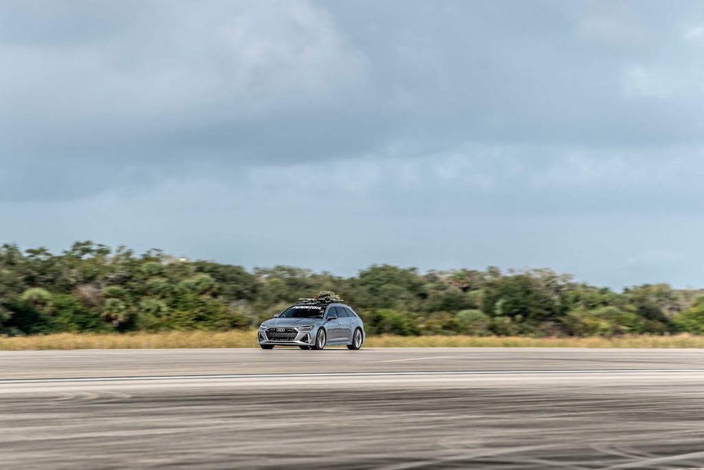 Audi RS 6 Avant lập kỷ lục tốc độ với cây thông Noel trên nóc xe ảnh 1