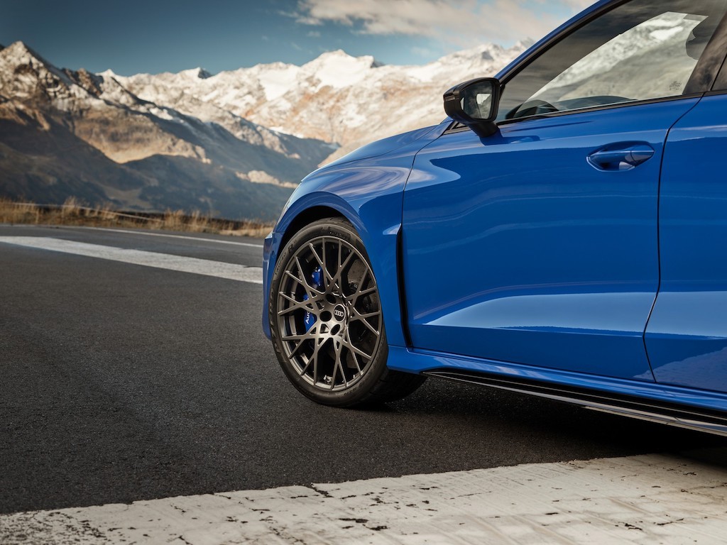 Mercedes-AMG A45 và BMW M2 vừa ra bản mới, Audi RS 3 đáp trả với model giới hạn Performance ảnh 11