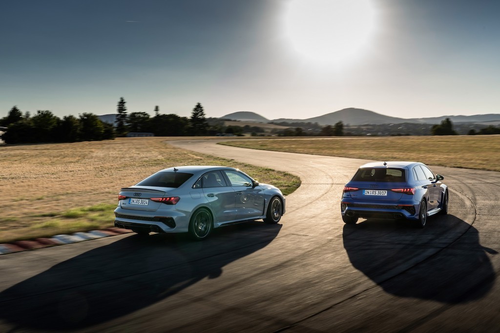 Mercedes-AMG A45 và BMW M2 vừa ra bản mới, Audi RS 3 đáp trả với model giới hạn Performance ảnh 17