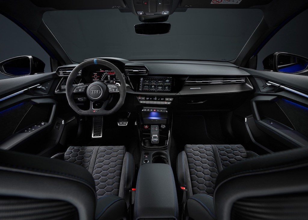 Mercedes-AMG A45 và BMW M2 vừa ra bản mới, Audi RS 3 đáp trả với model giới hạn Performance ảnh 5