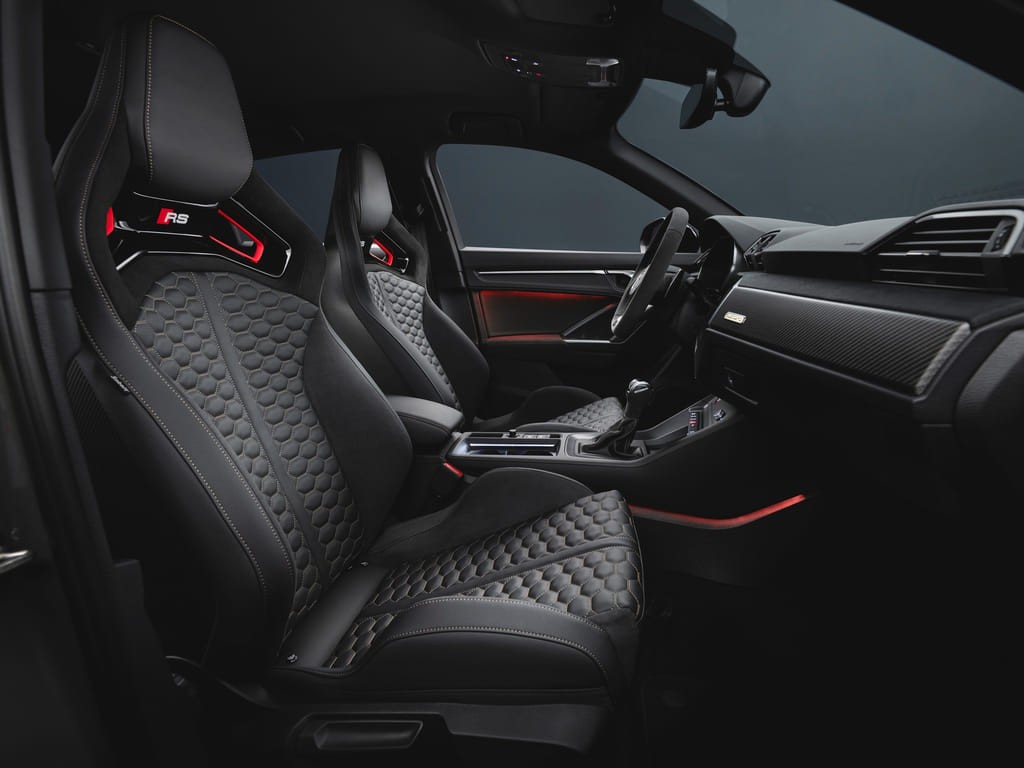 Audi kỷ niệm 10 năm mẫu SUV hiệu suất cao RS Q3 với gói ngoại thất tối màu ảnh 7