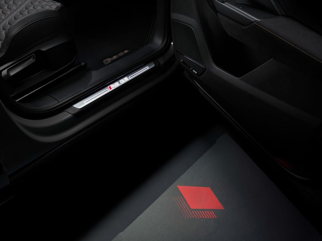 Audi kỷ niệm 10 năm mẫu SUV hiệu suất cao RS Q3 với gói ngoại thất tối màu ảnh 8