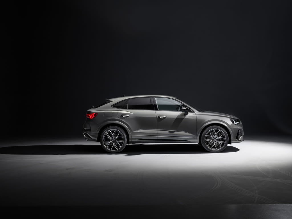 Audi kỷ niệm 10 năm mẫu SUV hiệu suất cao RS Q3 với gói ngoại thất tối màu ảnh 2