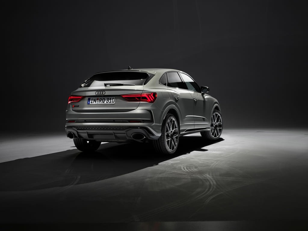 Audi kỷ niệm 10 năm mẫu SUV hiệu suất cao RS Q3 với gói ngoại thất tối màu ảnh 3
