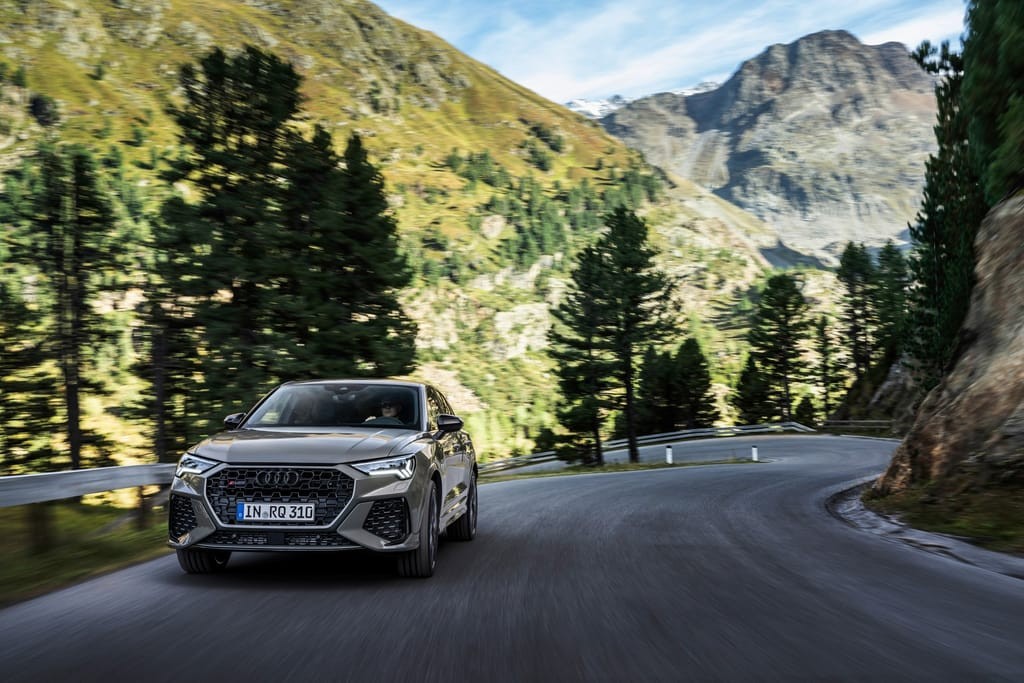 Audi kỷ niệm 10 năm mẫu SUV hiệu suất cao RS Q3 với gói ngoại thất tối màu ảnh 14