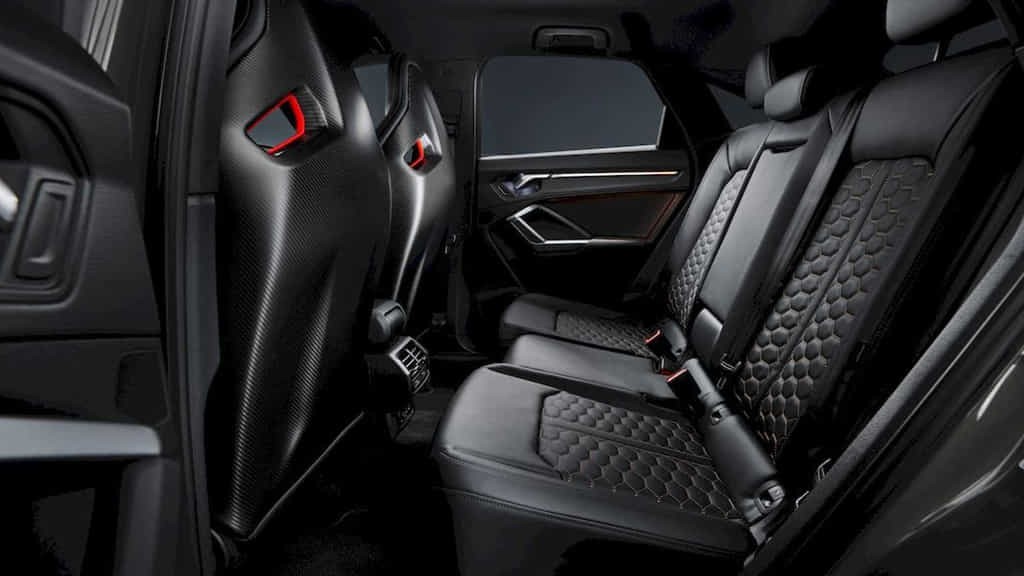 Audi kỷ niệm 10 năm mẫu SUV hiệu suất cao RS Q3 với gói ngoại thất tối màu ảnh 10
