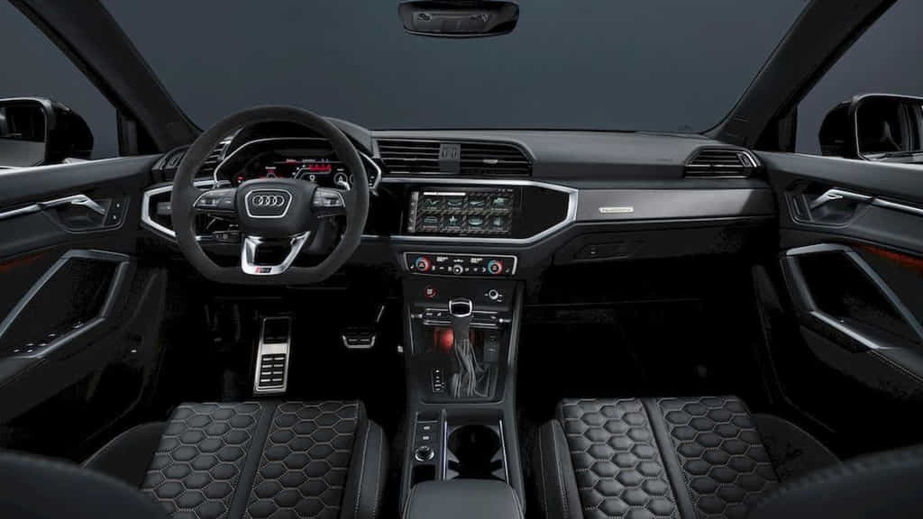 Audi kỷ niệm 10 năm mẫu SUV hiệu suất cao RS Q3 với gói ngoại thất tối màu ảnh 4