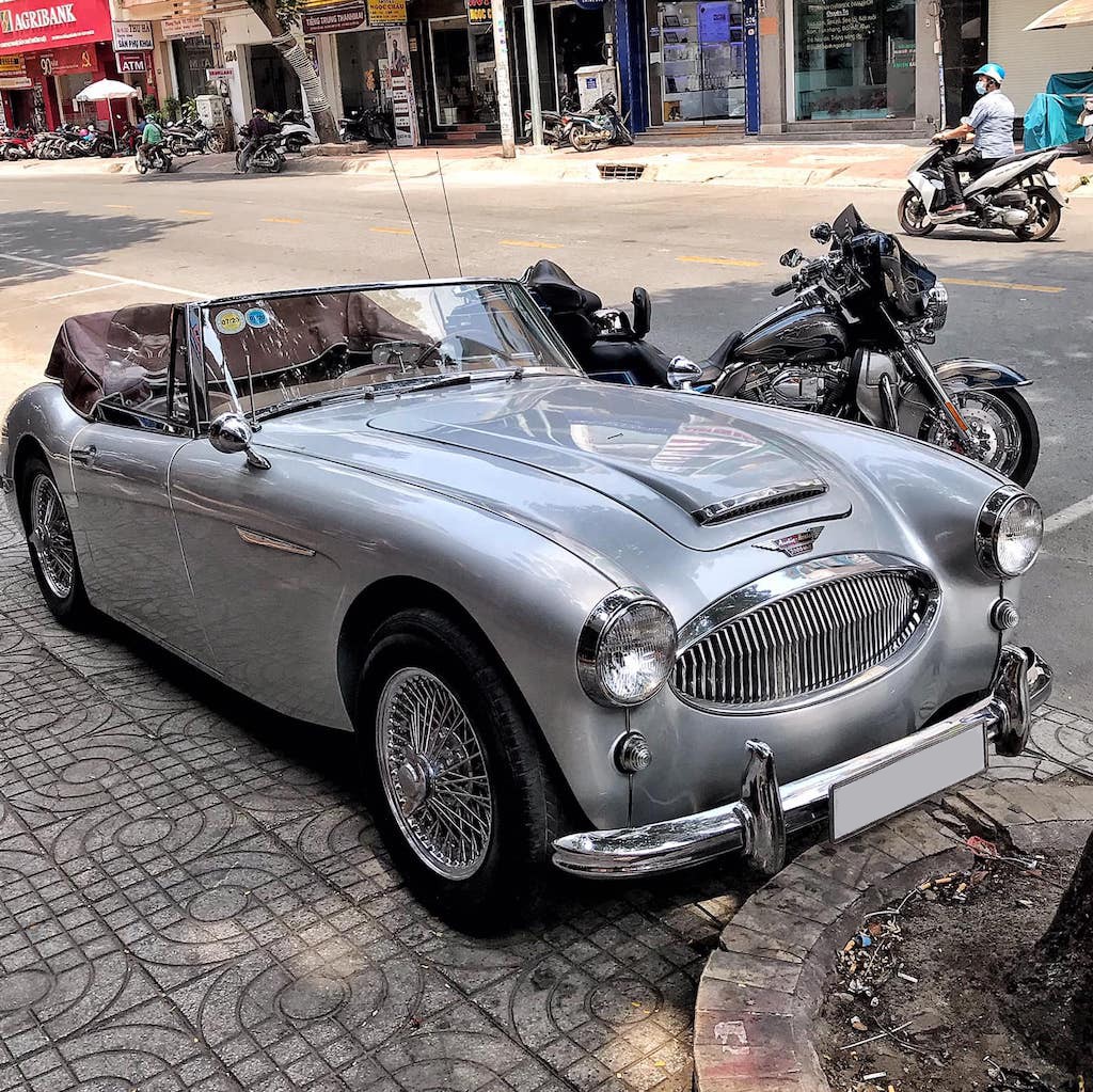 Ngắm nhìn vẻ đẹp cổ điển của mui trần Anh Quốc Austin-Healey 3000 Mk II giữa lòng Sài Gòn ảnh 1