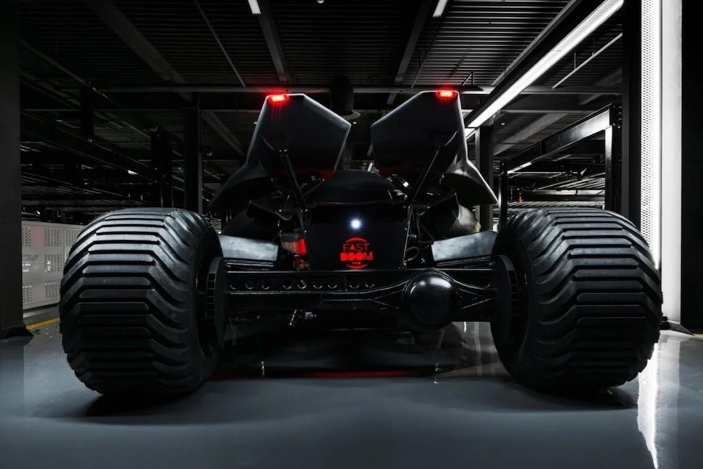 Sở hữu “bản nhái” chiến xa Batmobile của Người Dơi với giá gần 20 tỷ  ảnh 3