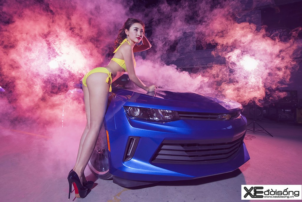 Người mẫu Lương Lê nóng bỏng đọ dáng Chevrolet Camaro 2017  ảnh 1