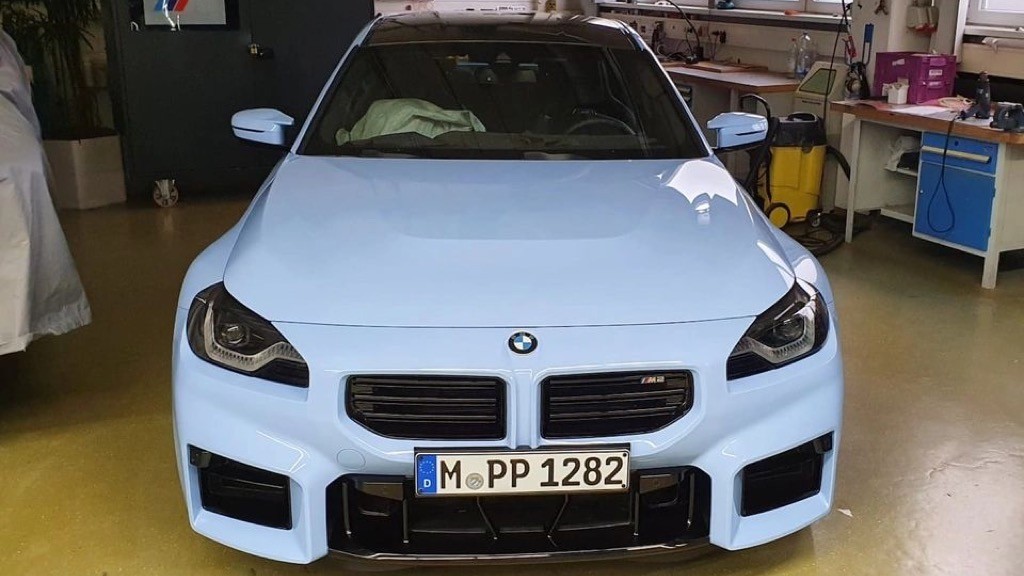 Coupe thể thao “bé hạt tiêu” BMW M2 lộ ảnh thực tế trước ra mắt: sửa được “lỗ mũi” khổng lồ nhưng... ảnh 1